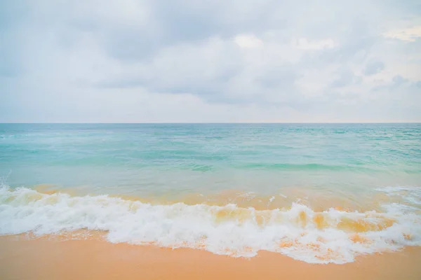 海洋的蓝色波浪和海滩的黄沙 — 图库照片