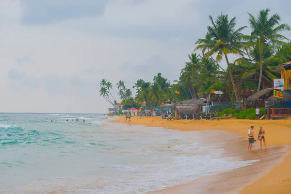 Maart 2018 Hikkauwa Sri Lanka Mensen Het Strand — Stockfoto