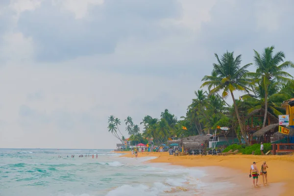 Mars 2018 Hikkauwa Sri Lanka Människor Stranden — Stockfoto
