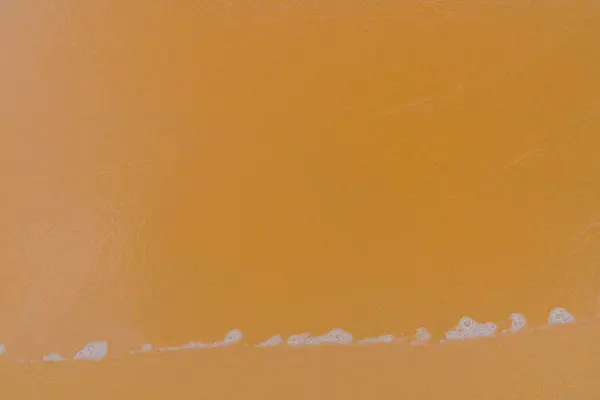 Sarı Kum Okyanus Kıyısında Köpük Gelen Dalganın Üzerinde — Stok fotoğraf