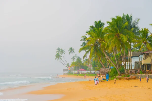 Oceaan Golven Tegen Blauwe Hemel Palm Bomen — Stockfoto