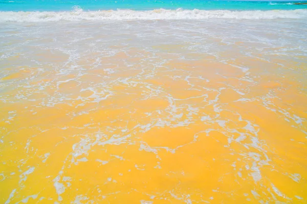 黄色い砂の上に海の波 — ストック写真