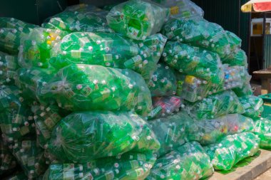 Plastik şişeleri torbalara paketlenmiştir.