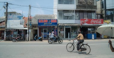 Hikkaduwa, Sri Lanka. 6 Mart 2018. Otomobil trafik ve insanlar sokakta.