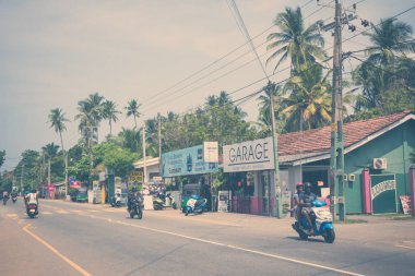 Hikkaduwa, Sri Lanka. 6 Mart 2018. Otomobil trafik ve insanlar sokakta.