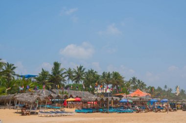 Kumsalda Hikkaduwa bulunan farklı ülkelerin bayrakları.