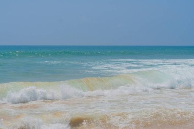 Kumlu sahilde okyanus güçlü kıyı dalgalar.