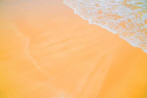 在黄沙上是一个海浪 — 图库照片
