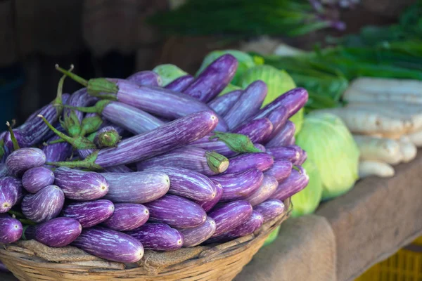 野菜の店のカウンターでナス — ストック写真