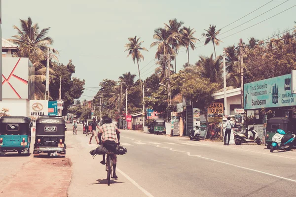 スリランカ ヒッカドゥワ 2018 自動車交通と街の人々 — ストック写真