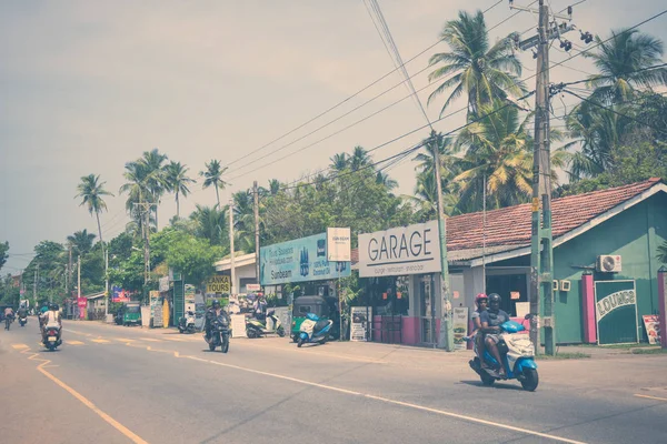 スリランカ ヒッカドゥワ 2018 自動車交通と街の人々 — ストック写真