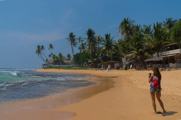 Hikkaduwa Sri Lanka Marca 2018 Dziewczyna Kamerą Oceanie — Zdjęcie stockowe