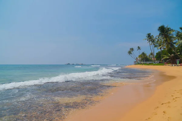 Palmbomen Aan Kust Van Indische Oceaan Het Strand Hikkaduwa Sri — Stockfoto