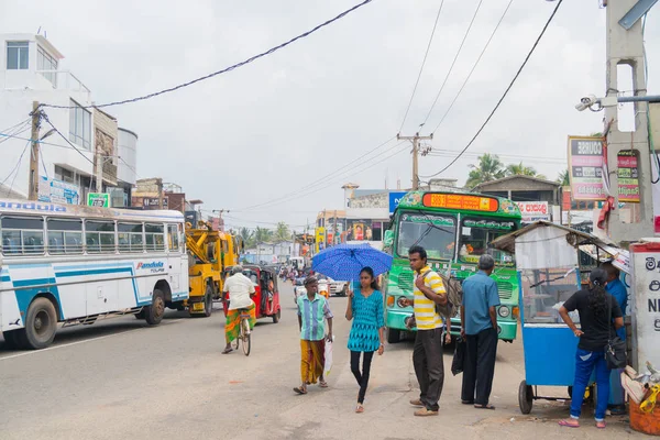 Hikkaduwa Sri Lanka Mart 2018 Otomobil Trafik Insanlar Sokakta — Stok fotoğraf