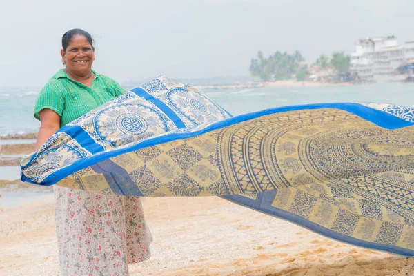 スリランカ ヒッカドゥワ 2018 女性はビーチで国立毛布を販売します — ストック写真