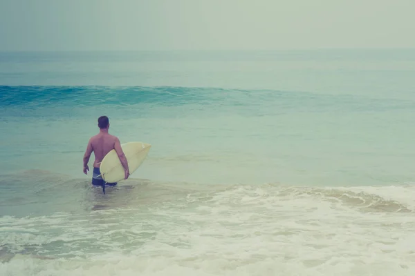 Surfer Rijden Een Golf Oceaan — Stockfoto