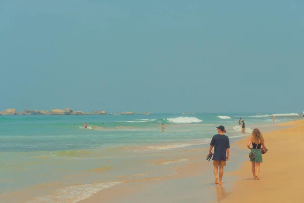 Jovem Uma Menina Estão Caminhando Longo Costa Oceano — Fotografia de Stock