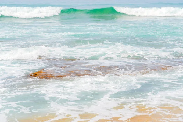 Niebieskie Fale Oceanu Żółty Piasek Plaży — Zdjęcie stockowe