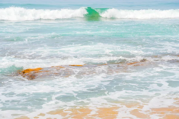 Ondas Azuis Oceano Areia Amarela Praia — Fotografia de Stock