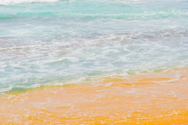 Blauwe Golven Van Oceaan Geel Zand Van Het Strand — Stockfoto