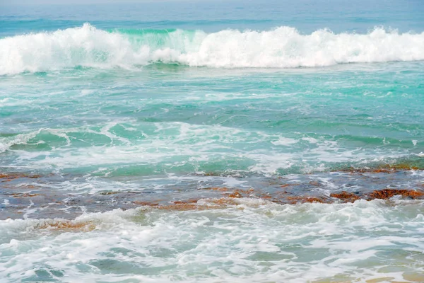 Blaue Wellen Des Meeres Und Gelber Sand Des Strandes — Stockfoto