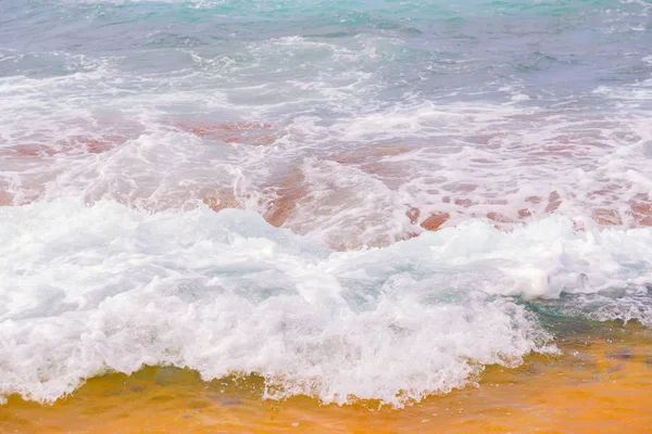 Ondas Azuis Oceano Areia Amarela Praia — Fotografia de Stock