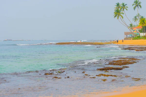 Oceaan Golven Tegen Blauwe Hemel Palm Bomen — Stockfoto