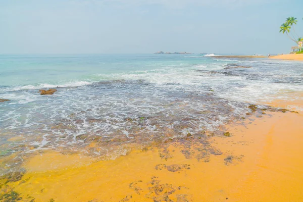 Océano Olas Contra Cielo Azul Palmeras — Foto de Stock