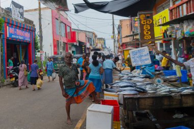 Ambalangoda. Sri Lanka. 9 Mart 2018. Üstünde belgili tanımlık sayaç balık pazarında balık.