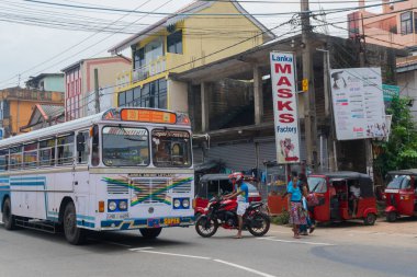 Ambalangoda. Sri Lanka. 9 Mart 2018. İnsanlar sokakta.