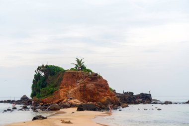 Merissa, Sri Lanka, papağan Rock. Sahilde büyük kayalar.