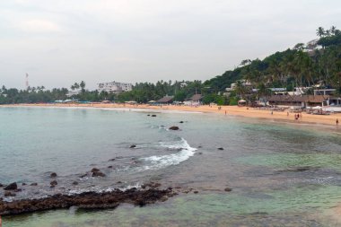 Merissa, Sri Lanka, papağan Rock. Sahilde büyük kayalar.