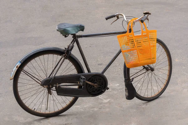 Vieux Vélo Est Debout Dans Rue — Photo