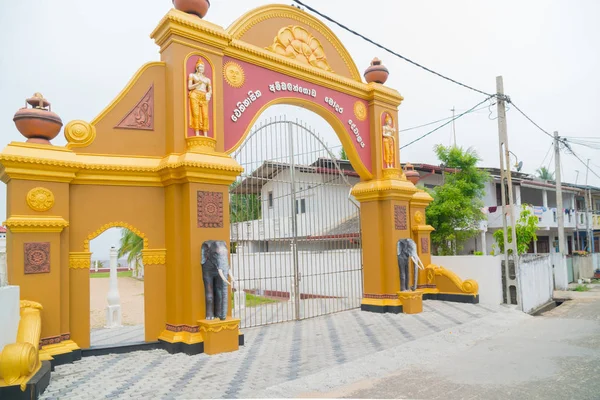 Kép egy elefánt a kapun, egy buddhista templom. — Stock Fotó