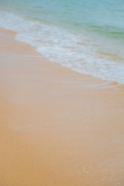 Kumlu sahilde çalışan dalga köpük,.