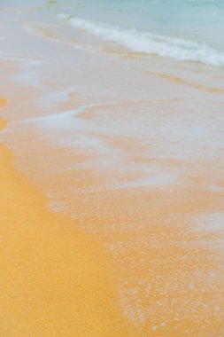 Kumlu sahilde çalışan dalga köpük,.