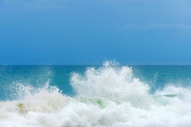 Kumlu sahilde çalışan dalga köpük,.