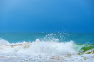 Kumlu sahilde çalışan dalga köpük,.