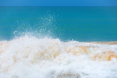 Kumlu sahilde çalışan dalga köpük,.