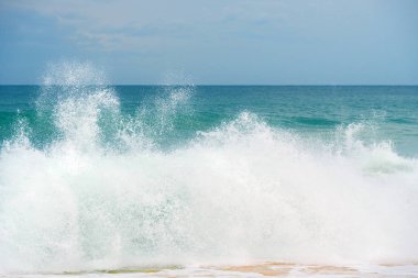Kumlu sahilde çalışan dalga köpük,.