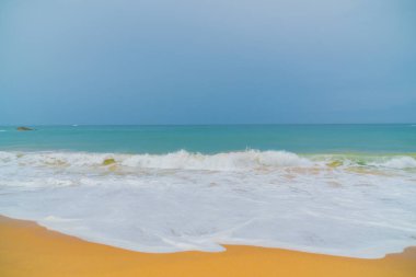 Kumlu sahilde çalışan dalga köpük,.