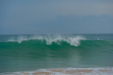Kumlu sahilde çalışan dalga köpük,.