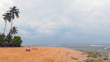 Düşük tide Hint Okyanusu kıyısında, resif.