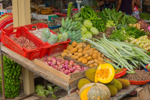 ナスと大根 路上で野菜の販売 — ストック写真