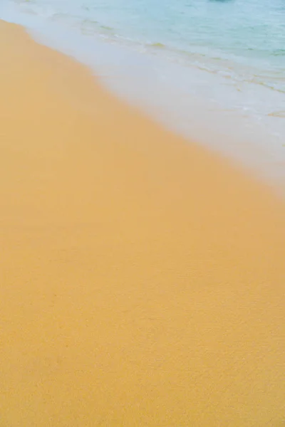 Onda de espuma, correndo na costa arenosa . — Fotografia de Stock