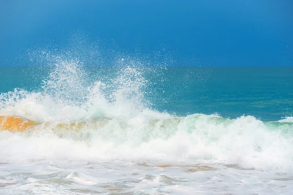 Onda Espuma Correndo Costa Arenosa — Fotografia de Stock