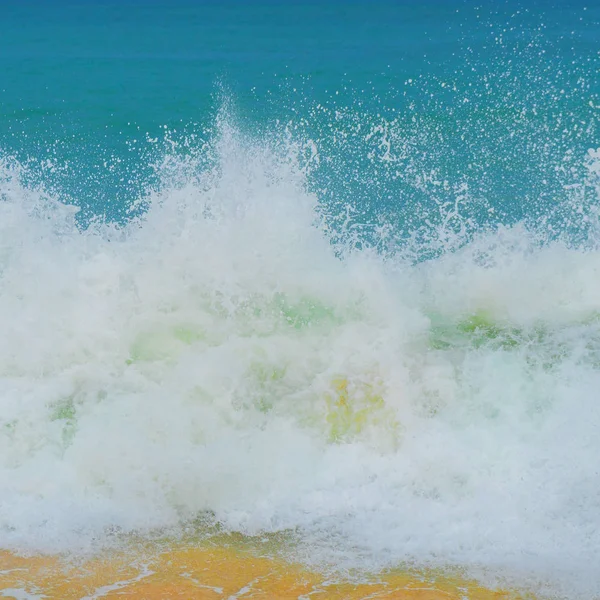 Onda Espuma Correndo Costa Arenosa — Fotografia de Stock