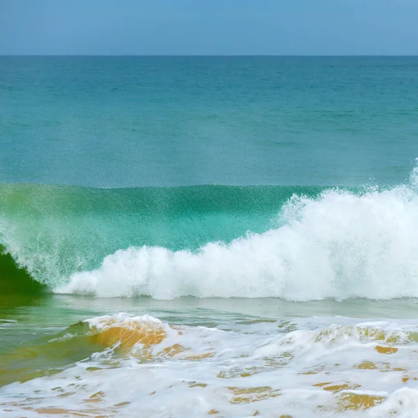 泡沫波浪 在沙滩上奔跑 — 图库照片