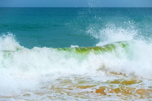 泡沫波浪 在沙滩上奔跑 — 图库照片