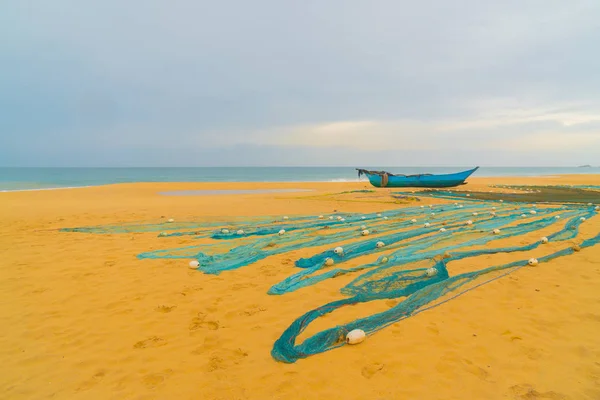 Деревянные катамараны на песчаном пляже Индийского океана . — стоковое фото